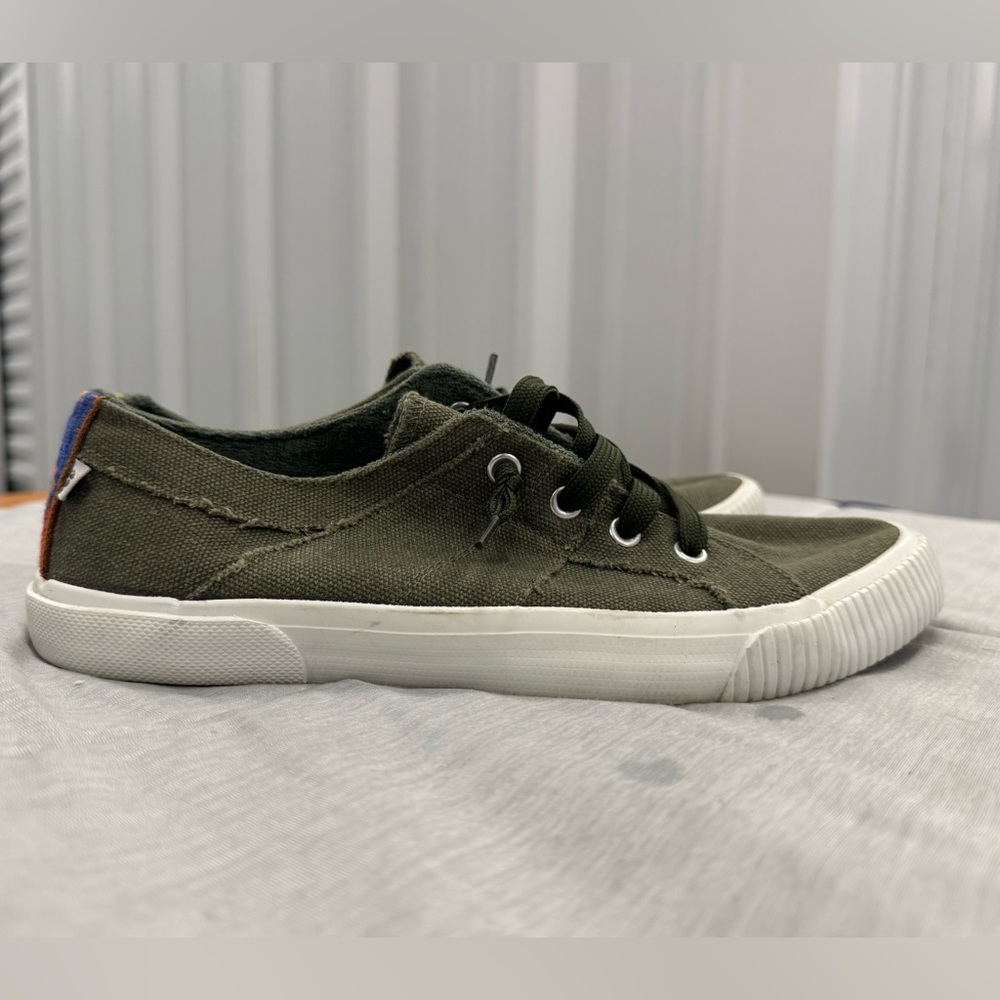 Tommy Bahama Women’s SZ 9 Slip On Olive Green Lace Up Sneaker